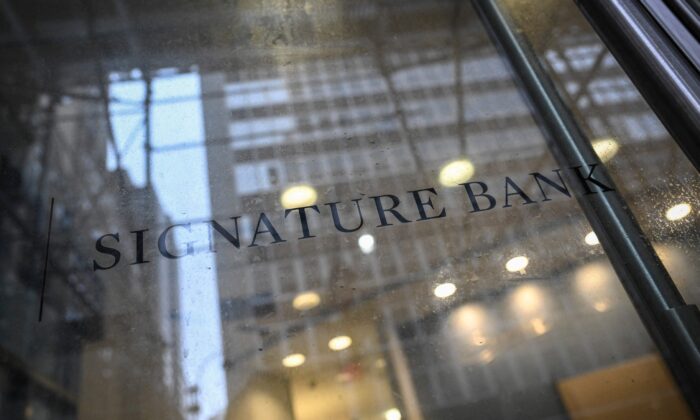 Quang cảnh chung của một chi nhánh của ngân hàng Signature Bank tại thành phố New York, hôm 13/03/2023. (Ảnh: Ed Jones/AFP qua Getty Images)