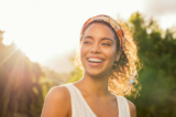 Mỉm cười kích thích phản xạ sinh lý giải phóng endorphin và có tác dụng lan tỏa. (Ảnh: Rido/Shutterstock)