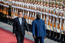 Thủ tướng Quần đảo Solomon Manasseh Sogavare và Thủ tướng Trung Quốc Lý Khắc Cường duyệt đội quân danh dự trong buổi lễ chào mừng tại Đại lễ đường Nhân dân ở Bắc Kinh vào ngày 09/10/2019. (Ảnh: Wang Zhao/AFP qua Getty Images)