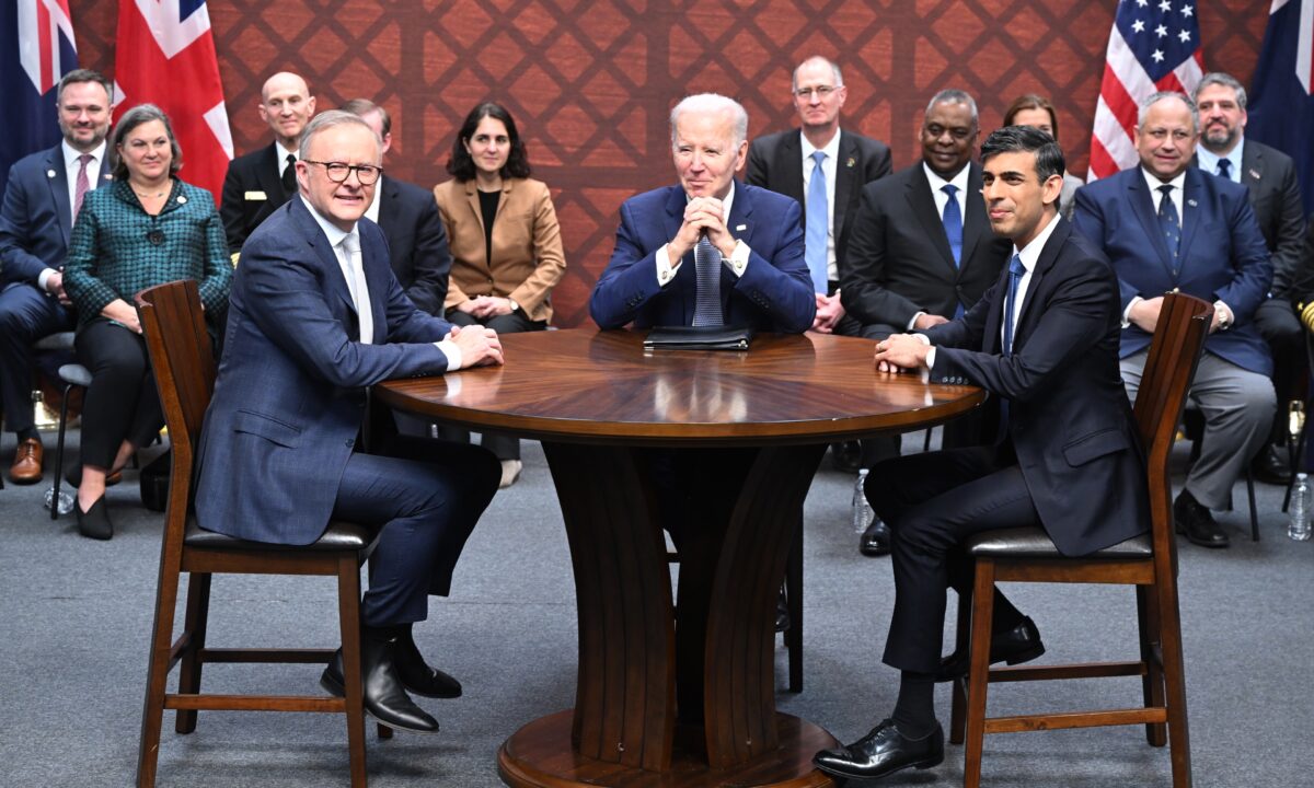 Tổng thống Hoa Kỳ Joe Biden (Giữa) tham gia cuộc gặp ba bên với Thủ tướng Úc Anthony Albanese (Trái) và Thủ tướng Anh Rishi Sunak (Phải) trong hội nghị thượng đỉnh AUKUS ở San Diego, California, hôm 13/03/2023. (Ảnh: Leon Neal/Getty Images)