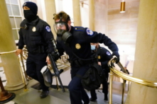 Các sĩ quan cảnh sát Capitol Hoa Kỳ tiến vào vị trí khi những kẻ bạo loạn bước vào tòa nhà Capitol trong một phiên họp chung của Quốc hội tại Hoa Thịnh Đốn hôm 06/01/2021. (Ảnh: Kevin Dietsch/Pool thông qua Reuters)