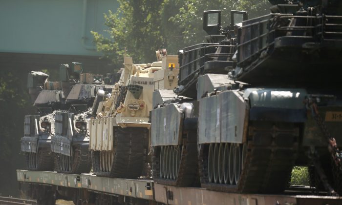Xe tăng thiết giáp M1 Abrams và các phương tiện bọc thép khác đặt trên một toa tàu tại một sân ga ở Hoa Thịnh Đốn, ngày 02/07/2019. (Ảnh: Leah Millis/Reuters)
