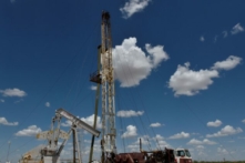 Một thiết bị bảo dưỡng đang tiến hành bảo dưỡng một giếng dầu ở khu vực sản xuất dầu Permian Basin gần Wink, Texas ngày 22/08/2018. (Ảnh: Nick Oxford/Reuters)