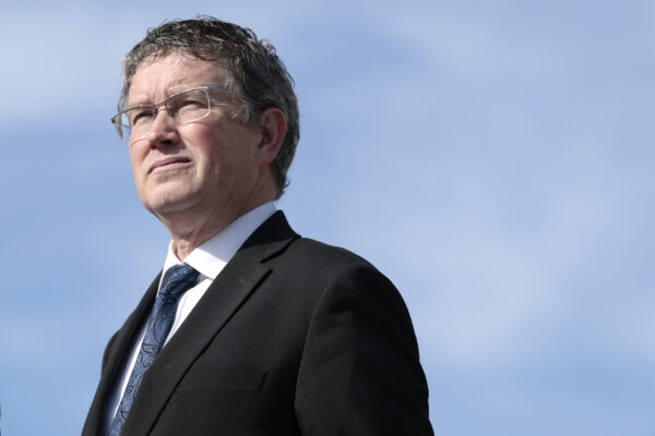 Dân biểu Thomas Massie (Cộng Hòa-Kentucky) tại Hoa Thịnh Đốn vào ngày 08/03/2022. (Ảnh: Anna Moneymaker/Getty Images)