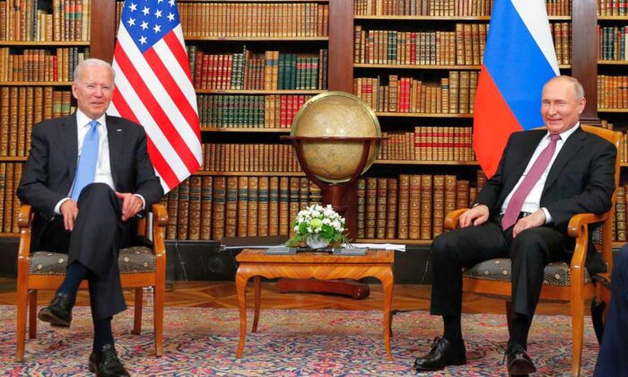 Tổng thống Hoa Kỳ Joe Biden (trái) gặp Tổng thống Nga Vladimir Putin tại Villa la Grange ở Geneva vào ngày 16/06/2021. (Ảnh: Getty Images)