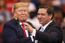 Tổng thống đương thời Donald Trump giới thiệu Thống đốc Florida Ron DeSantis trong một cuộc vận động tranh cử trở về quê nhà tại Trung tâm BB&T ở Sunrise, Florida, vào ngày 26/11/2019. (Ảnh: Joe Raedle/Getty Images)