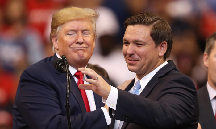 Tổng thống đương thời Donald Trump giới thiệu Thống đốc Florida Ron DeSantis trong một cuộc vận động tranh cử trở về quê nhà tại Trung tâm BB&T ở Sunrise, Florida, vào ngày 26/11/2019. (Ảnh: Joe Raedle/Getty Images)