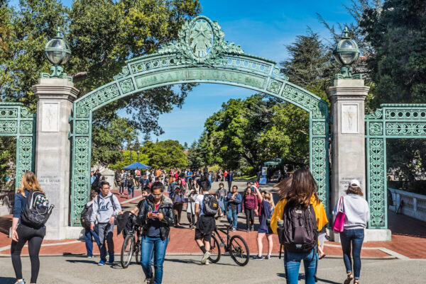 Các sinh viên đi qua Sather Gate của khuôn viên trường đại học tại Đại học California–Berkeley trong một bức ảnh lưu trữ. (Ảnh: David A. Litman/Shutterstock)