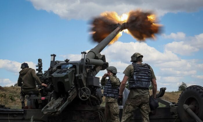 Các quân nhân Ukraine bắn một quả đạn từ lựu pháo kéo FH-70 tại tiền tuyến ở Vùng Donbass vào ngày 18/07/2022. (Ảnh: Gleb Garanich/Reuters)