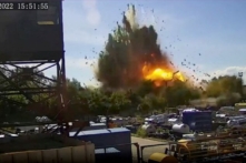 Hình ảnh tĩnh từ đoạn phim CCTV này cho thấy vụ nổ khi một cuộc tấn công bằng hỏa tiễn của Nga đánh trúng một trung tâm thương mại tại một địa điểm được cho là Kremenchuk ở vùng Poltava của Ukraine, được công bố vào ngày 28/06/2022. (Ảnh: CCTV qua Instagram @zelenskiy_official/Tài liệu phát tay qua Reuters)