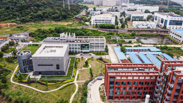 Quang cảnh nhìn từ trên không này cho thấy phòng thí nghiệm P4 (trái) trong khuôn viên của Viện Virus học Vũ Hán ở Vũ Hán thuộc tỉnh Hồ Bắc, miền trung Trung Quốc vào ngày 13/05/2020. (Ảnh: Hector RETAMAL /AFP qua Getty Images)
