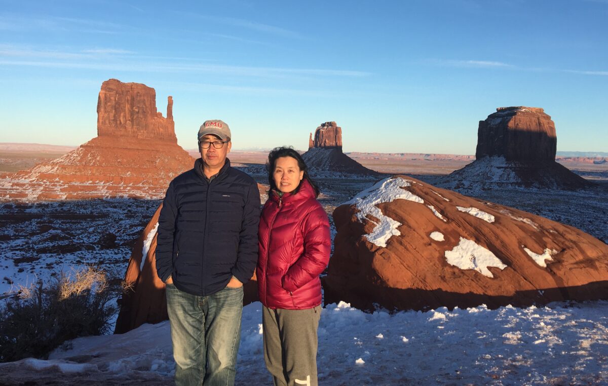 Hai vợ chồng ông Chu Đức Dũng và bà Vưu Linh tại Monument Valley ở Quận Navajo, Arizona hồi tháng 01/2020. (Ảnh được sự cho phép của anh Chu Du)