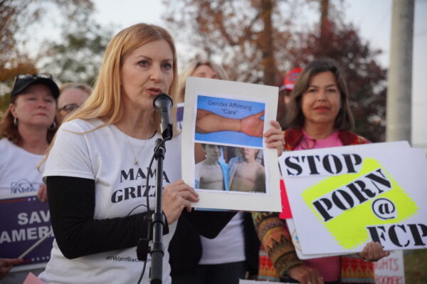 Bà Stacy Langton (trái) từ Quận Fairfax phản đối các chính sách ủng hộ chuyển giới của học khu và “chăm sóc khẳng định giới tính” bên ngoài cuộc họp của Hội đồng Trường Quận Fairfax ở Falls Church, Virginia, ngày 03/11/2022. (Ảnh: Terri Wu/The Epoch Times)