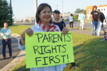 Bà Lin-Dai Kendall, cư dân Quận Fairfax, biểu tình tại một cuộc tập hợp bên ngoài Trường Trung học Cơ sở Luther Jackson trước một cuộc họp hội đồng Các Trường Công lập Quận Fairfax ở Falls Church, Virginia, vào ngày 15/09/2022. (Ảnh: Terri Wu/The Epoch Times)