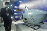 Một con cá mập robot được nhìn thấy tại Hội nghị Apsara, một hội nghị về điện toán đám mây và trí tuệ nhân tạo (AI), ở Hàng Châu, phía đông tỉnh Chiết Giang của Trung Quốc, vào ngày 19/10/2021. (Ảnh: STR/AFP/Getty Images）