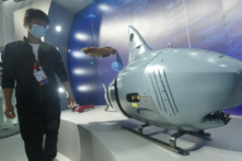Một con cá mập robot được nhìn thấy tại Hội nghị Apsara, một hội nghị về điện toán đám mây và trí tuệ nhân tạo (AI), ở Hàng Châu, phía đông tỉnh Chiết Giang của Trung Quốc, vào ngày 19/10/2021. (Ảnh: STR/AFP/Getty Images）