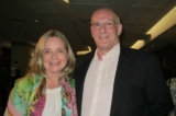 Bà Karen Kirchhoff và ông João Alberto Lisot thưởng thức Shen Yun ở São Paulo, Brazil hôm 17/03/2023. (Ảnh: Mary Mann/The Epoch Times)