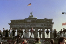 Bức ảnh tư liệu ngày 10/11/1989 này cho thấy người dân Berlin đang ca hát và nhảy múa trên đỉnh Bức tường Berlin để ăn mừng ngày mở cửa biên giới Đông Đức-Tây Đức. (Ảnh: AP Photo/Thomas Kienzle)
