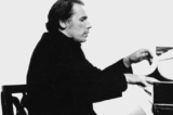 Nghệ sĩ dương cầm Glenn Gould bên phím đàn. Bản thu âm “Biến tấu Goldberg” của ông đã đặt định ra chuẩn mực cho các buổi biểu diễn khác của tác phẩm này. (Ảnh: Tài sản công)