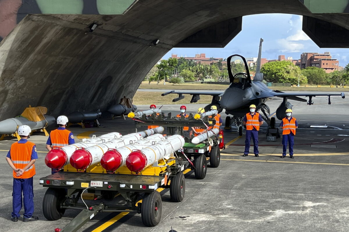 Quân nhân đứng cạnh Harpoon A-84, phi đạn chống hạm và hỏa tiễn không đối không AIM-120 và AIM-9 chuẩn bị cho cuộc tập trận nạp khí tài trước cơ chiến đấu cơ F16V tại căn cứ không quân Hoa Liên ở quận Hoa Liên phía đông nam Đài Loan, hôm thứ Tư, 17/08/2022. (Ảnh: AP Photo/Johnson Lai)