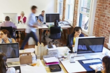 Các nhân viên làm việc tại một văn phòng. (Ảnh: Monkey Business Images qua Shutterstock)