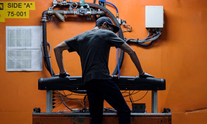 Một người làm việc tại trạm ép phun tại nhà máy sản xuất và lắp ráp Polaris ở Roseau, Minnesota, hôm 07/06/2021. (Ảnh: Dan Koeck/Files/Reuters)