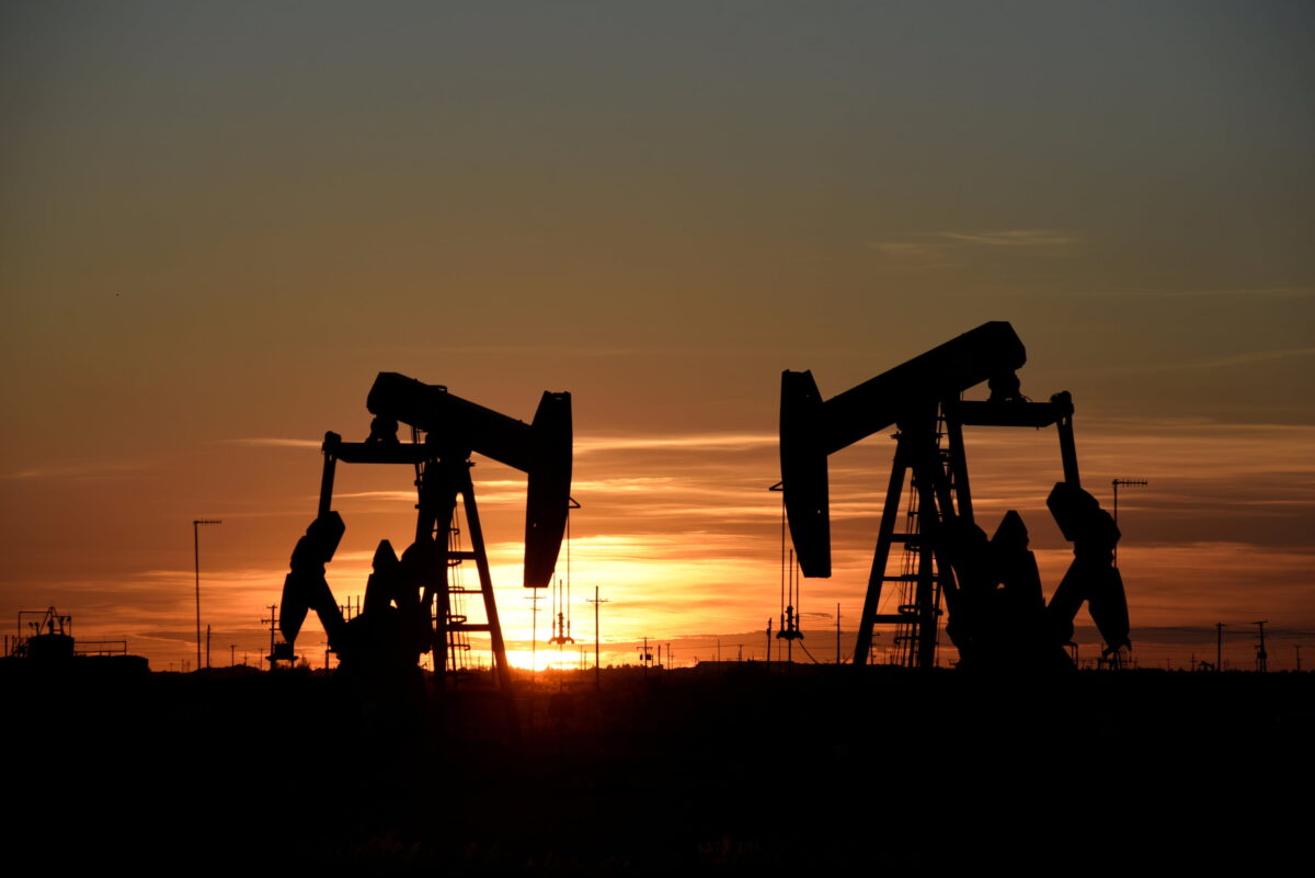 Các kích bơm hoạt động vào lúc hoàng hôn tại một mỏ dầu ở Midland, Texas, vào ngày 22/08/2018. (Ảnh: Nick Oxford/Reuters)