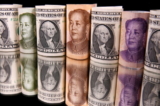 Các tờ tiền nhân dân tệ của Trung Quốc và đồng dollar Mỹ trong một hình minh họa được chụp hôm 10/02/2020. (Ảnh: Dado Ruvic/Illustration/Reuters)