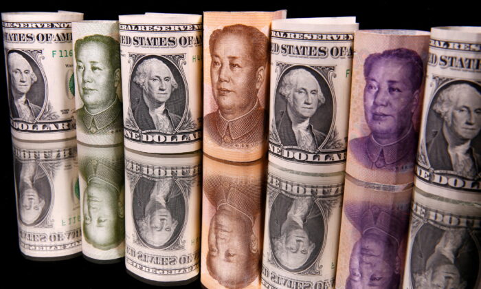 Các tờ tiền nhân dân tệ của Trung Quốc và đồng dollar Mỹ trong một hình minh họa được chụp hôm 10/02/2020. (Ảnh: Dado Ruvic/Illustration/Reuters)