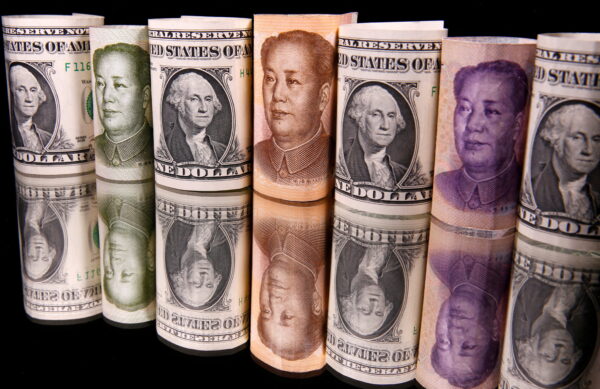 Các tờ bạc nhân dân tệ và USD. (Ảnh: Reuters/Dado Ruvic/Ảnh tư liệu)