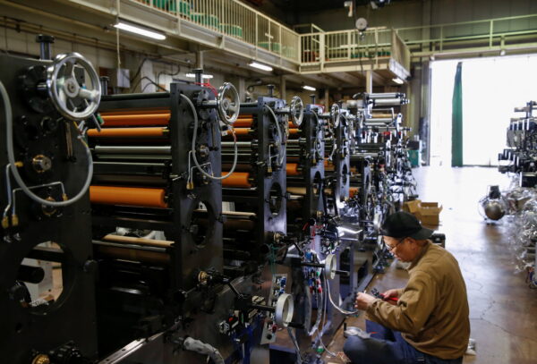Một công nhân kiểm tra máy móc tại một nhà máy ở Higashiosaka, Nhật Bản, vào ngày 23/06/2022. (Ảnh: Sakura Murakami/Reuters)