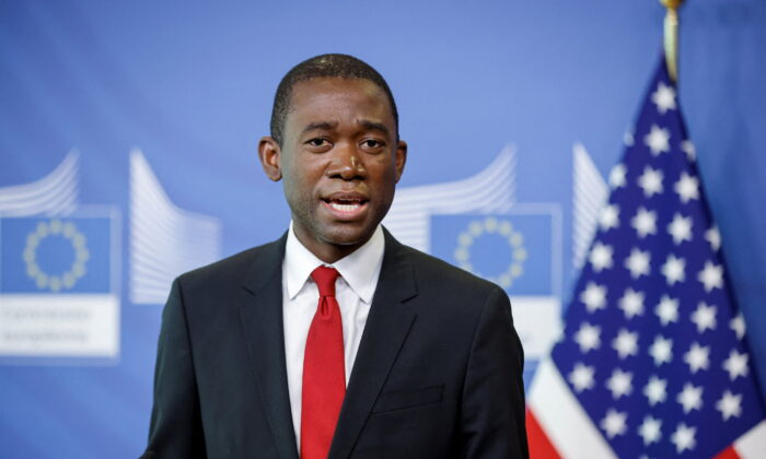 Thứ trưởng Bộ Ngân khố Hoa Kỳ Wally Adeyemo nói trong cuộc họp báo ở Brussels vào ngày 29/03/2022. (Ảnh: Johanna Geron/Pool/Reuters)