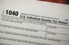 Một bản sao biểu mẫu thuế IRS 1040 được trưng bày tại văn phòng H&R Block ở Miami, Florida, hôm 22/12/2017. (Ảnh: Joe Raedle/Getty Images)