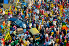 Người dân đi qua một khu chợ ở Bangalore, Ấn Độ, vào ngày 15/11/2022. (Ảnh: Manjunath Kiran/AFP qua Getty Images)