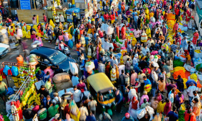 Người dân đi qua một khu chợ ở Bangalore, Ấn Độ, vào ngày 15/11/2022. (Ảnh: Manjunath Kiran/AFP qua Getty Images)