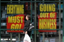 Một khách hàng đi ngang qua các biển quảng cáo bán hàng sắp ngừng kinh doanh, trong một bức ảnh tư liệu. (Ảnh: Justin Sullivan/Getty Images)