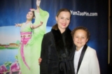 Cô Anne Judson-Yager thưởng thức Nghệ thuật Biểu diễn Shen Yun tại Nhà hát Fred Kavli hôm 16/03/2023. (Ảnh: Linda Jiang/The Epoch Times)