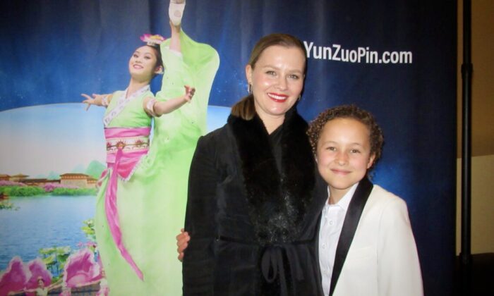 Cô Anne Judson-Yager thưởng thức Nghệ thuật Biểu diễn Shen Yun tại Nhà hát Fred Kavli hôm 16/03/2023. (Ảnh: Linda Jiang/The Epoch Times)