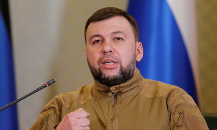 Ông Denis Pushilin, người đứng đầu lãnh thổ ly khai tự xưng là Cộng hòa Nhân dân Donetsk, nói trong một cuộc họp báo ở Donetsk, Ukraine ngày 23/02/2022. (Ảnh: Alexander Ermochenko/Reuters)