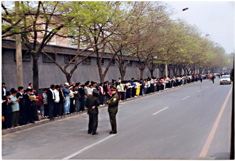 Các học viên Pháp Luân Công đứng bên đường, dọc theo các bức tường của Trung Nam Hải, vào ngày 25/04/1999. (Ảnh: Minghui.org)