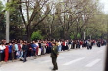 Các học viên Pháp Luân Công tề tựu gần Trung Nam Hải để thỉnh nguyện ôn hòa cho quyền tự do tín ngưỡng của họ vào ngày 25/04/1999. (Ảnh do Minghui.org cung cấp)