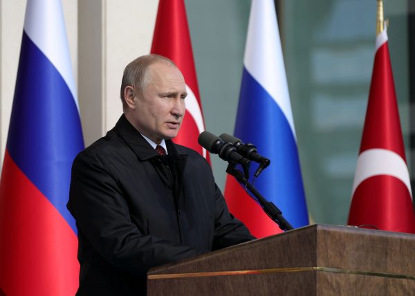 Tổng thống Nga Vladimir Putin có một bài diễn văn trong lễ khởi công Nhà máy điện hạt nhân Akkuyu thông qua một liên kết video, tại Dinh Tổng thống ở Ankara, Thổ Nhĩ Kỳ, vào ngày 03/04/2018. (Ảnh: Sputnik/Mikhail Klimentyev/Kremlin qua Reuters)