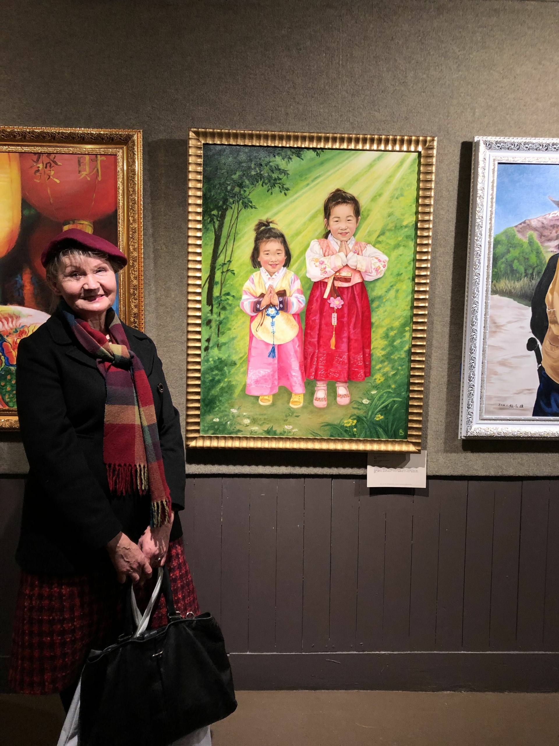 Họa sĩ Barbara Schafer và tác phẩm tranh sơn dầu “Gratitude” (Lòng biết ơn) trong triển lãm tại Cuộc thi Vẽ tranh Nhân vật Quốc tế NTD năm 2019 ở New York. (Ảnh: Đăng dưới sự cho phép của bà Barbara Schafer)