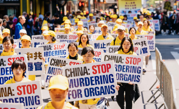 Các học viên Pháp Luân Đại Pháp nâng cao nhận thức về tội ác thu hoạch nội tạng cưỡng bức ở Trung Quốc, khi họ diễn hành qua Manhattan để kỷ niệm Ngày Pháp Luân Đại Pháp Thế Giới, vào ngày 16/05/2019. (Ảnh: Edward Dye/The Epoch Times)