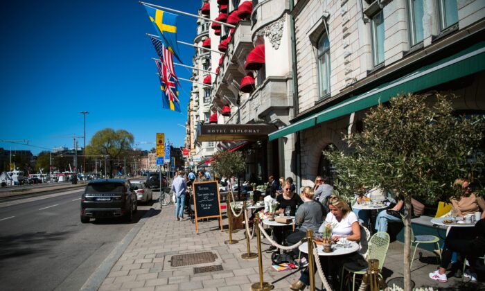 Thực khách dùng bữa trưa tại một nhà hàng ở Stockholm, Thụy Điển, vào ngày 22/4/2020, giữa đại dịch COVID-19. (Ảnh: Jonathan Nackstrand/AFP qua Getty Images)