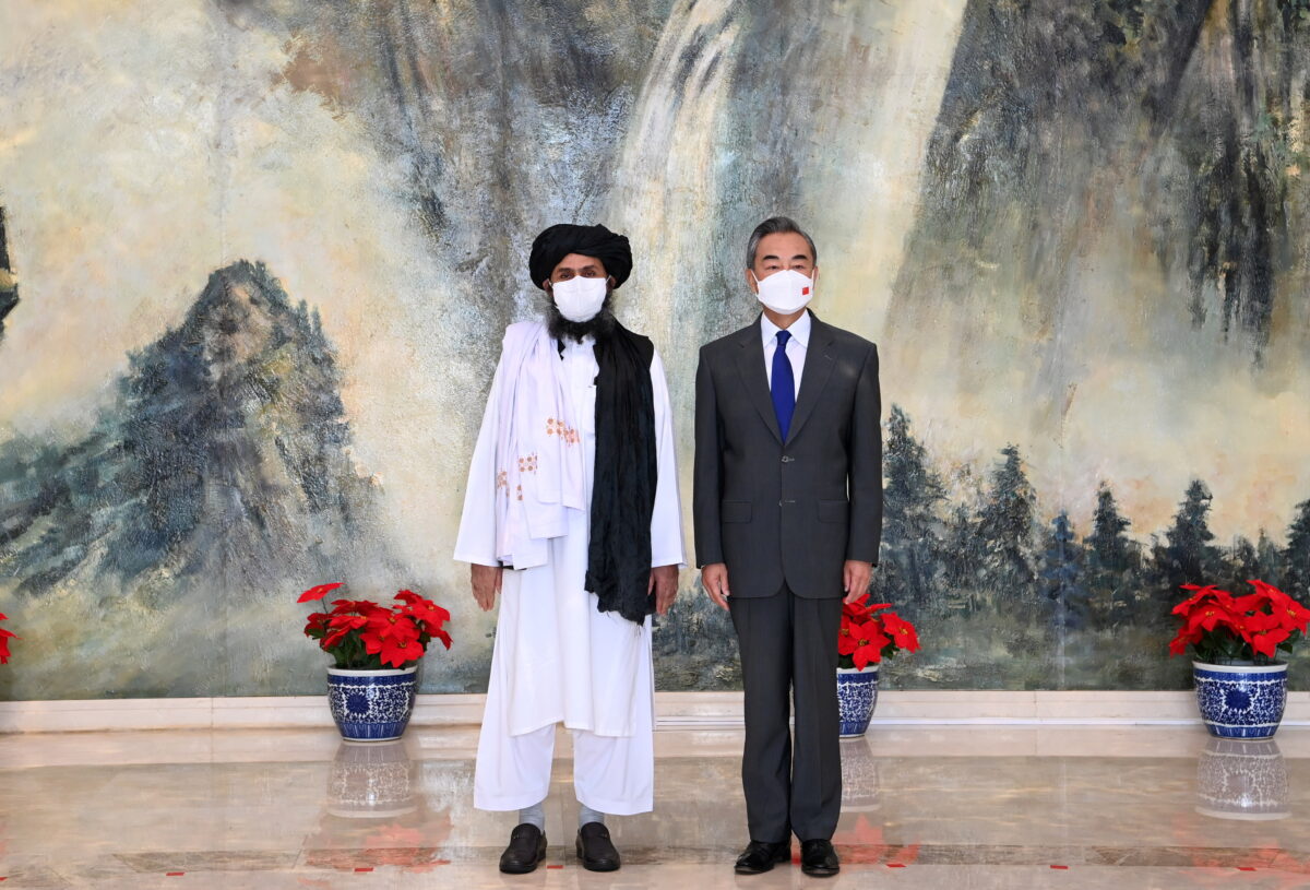 Ngoại trưởng Trung Quốc đương thời Vương Nghị gặp ông Mullah Abdul Ghani Baradar, thủ lĩnh chính trị của Taliban ở Afghanistan, tại Thiên Tân, Trung Quốc, vào ngày 28/07/2021. (Ảnh: Li Ran/Tân Hoa xã qua Reuters)