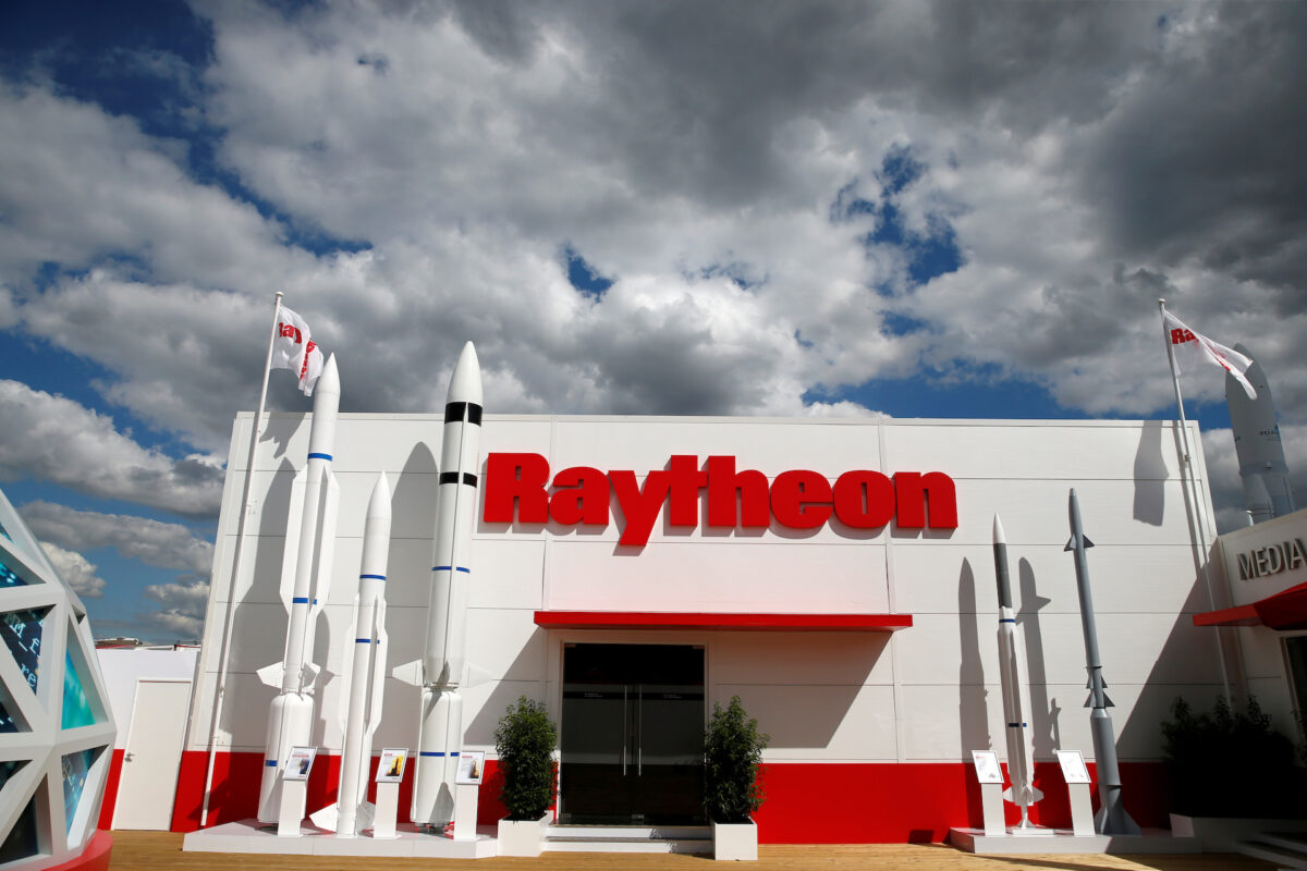 Gian hàng của Raytheon tại Triển lãm Hàng không Quốc tế Paris lần thứ 53 tại Phi trường Le Bourget gần Paris, Pháp, ảnh chụp hôm 21/06/2019. (Ảnh: Pascal Rossignol/Reuters)