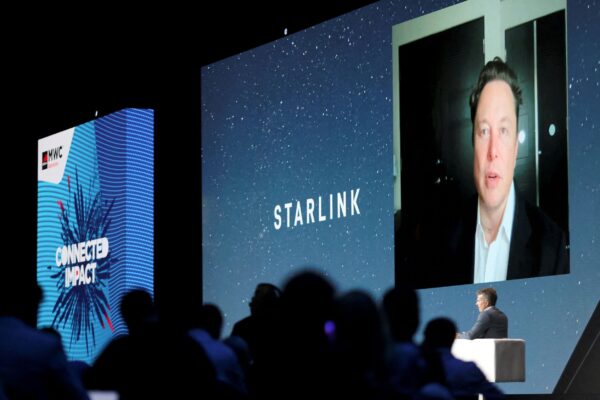 Người sáng lập SpaceX và Giám đốc điều hành Tesla, ông Elon Musk, nói trên màn hình trong Hội nghị Thế giới Di động (MWC) ở Barcelona, ​​Tây Ban Nha, vào ngày 29/06/2021. (Ảnh: Nacho Doce/Reuters)