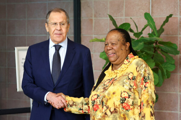 Bộ trưởng Hợp tác và Quan hệ Quốc tế Nam Phi Naledi Pandor bắt tay với Ngoại trưởng Nga Sergei Lavrov trước cuộc gặp song phương của họ ở Pretoria, Nam Phi, hôm 23/01/2023. (Ảnh: Siphiwe Sibeko/Reuters)