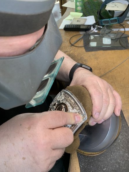 Nghệ nhân Scott Hardy đang làm chiếc mặt dây thắt lưng bằng bạc. (Ảnh: Leslie Hardy)